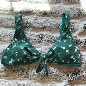 🚫SOLD🚫 Hollister Green Knot Scoop Flower Bikini Top Size Small
